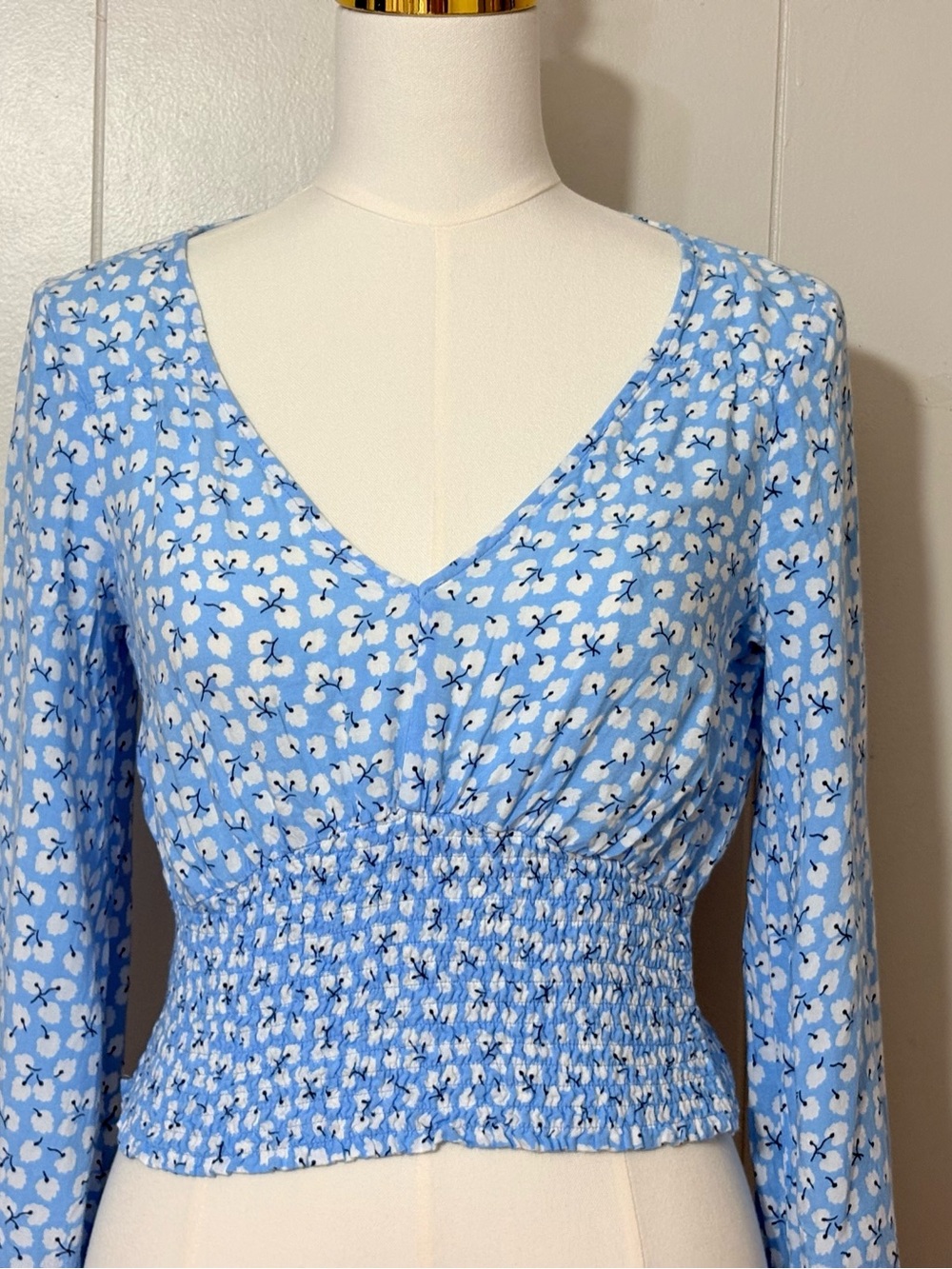 Abercrombie & Fitch Ditsy Floral Smocked V Neck Crop Top Blue S - Picture 4 of 10